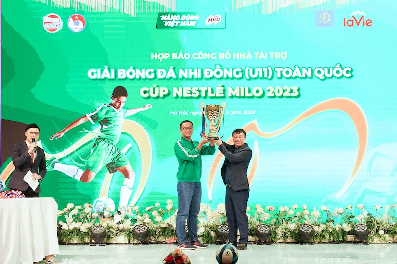 nhan-hang-nestle-milo-trao-gui-chiec-cup-mua-giai-2023-cho-ban-to-chuc-1683791821.jpg