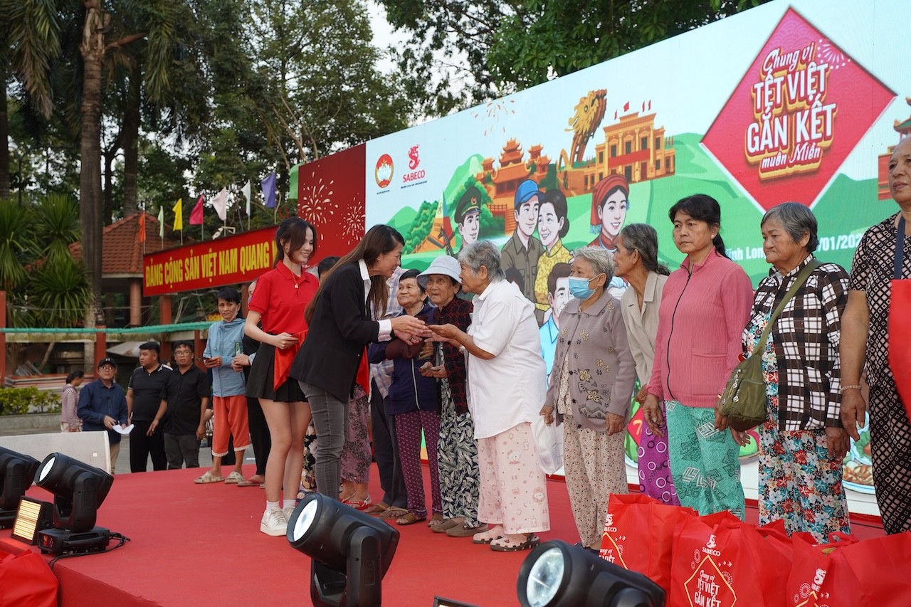 dai-dien-sabeco-trao-qua-tet-cho-nguoi-dan-co-hoan-canh-kho-khan-tren-dia-ban-tinh-1768784145.JPG