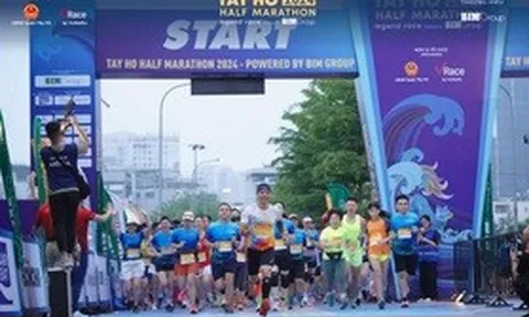 Nam thanh niên ngã gục, ngừng tim ngay trước vạch đích giải chạy Tây Hồ