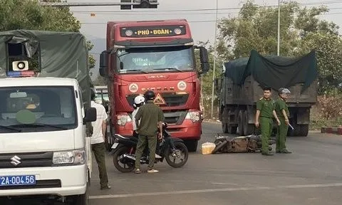 Điều tra vụ xe máy va chạm xe đầu kéo, người phụ nữ 61 tuổi tử vong