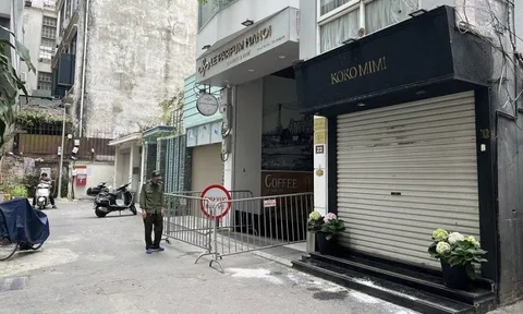 Hà Nội: Sập mái kính nhà 7 tầng ở Hà Nội, 2 người tử vong