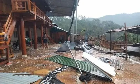 Nghệ An: Xuất hiện mưa đá khiến nhiều nhà hư hỏng, 1 người bị thương