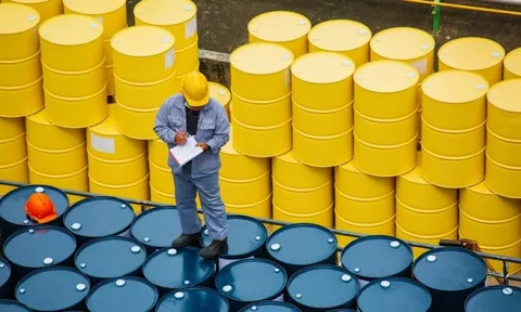 Giá dầu thô suy yếu nhẹ trước áp lực vĩ mô