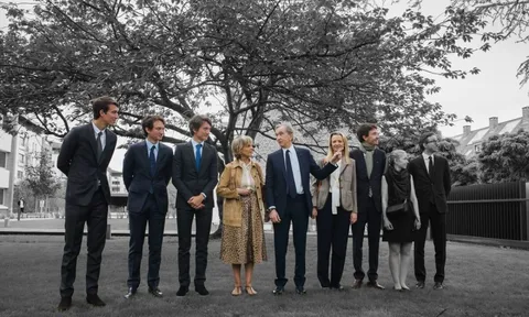 'Nội chiến' bên trong gia tộc sở hữu Louis Vuitton: 5 người con chạy nước rút giành ‘ngai vàng’, mỗi bữa ăn đều được cha âm thầm đánh giá