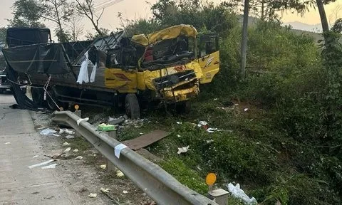 Kon Tum: Xe tải lao vào mương thoát nước 2 người tử vong