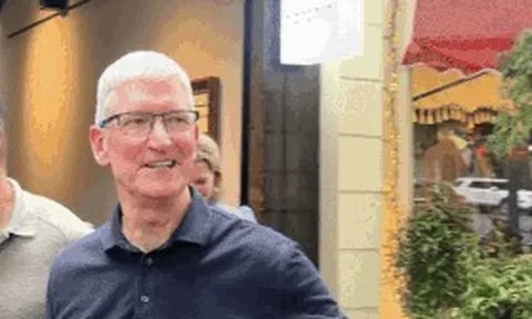 CEO Apple Tim Cook được giới trẻ Việt vây kín khi bất ngờ có mặt tại Hà Nội