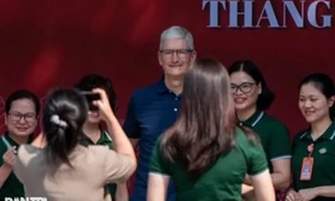 Giám đốc điều hành Apple Tim Cook dự một tiết học của học sinh Hà Nội