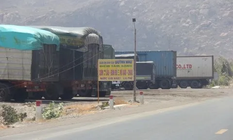 Bình Thuận tháo dỡ, xử lý hàng quán, trạm dừng nghỉ trái phép