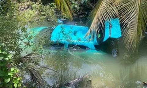 Taxi rơi xuống kênh khi vừa trả khách