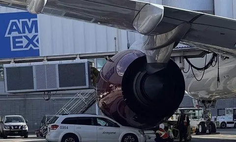 Hy hữu ô tô mắc kẹt dưới máy bay ở sân bay Mỹ