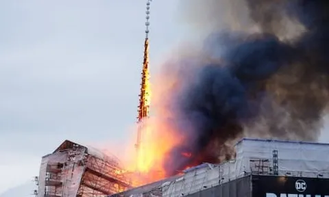 Tòa nhà biểu tượng của Copenhagen đổ sập trong 'bão lửa'