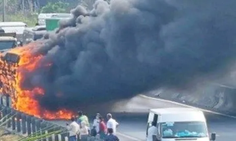 Xe khách bốc cháy ngùn ngụt trên cao tốc TPHCM - Trung Lương