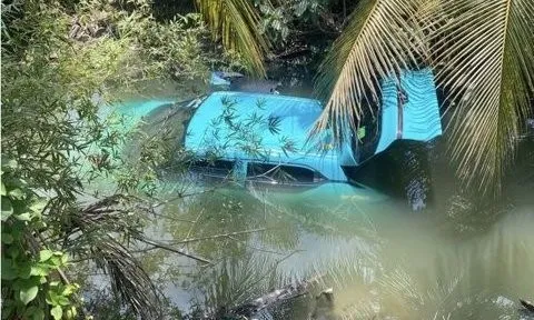 Taxi rơi xuống kênh trong lúc quay đầu, tài xế may mắn thoát nạn