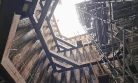 Khám phá cống ngầm "người đi lọt" dưới đáy sông Tô Lịch