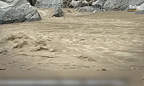 Vốn khô cằn và nóng thiêu đốt, Dubai hỗn loạn vì mưa xối xả