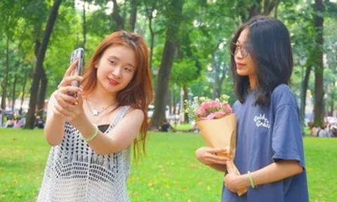 Nghỉ lễ, người dân TPHCM trải bạt kín công viên từ 6h sáng để uống cà phê