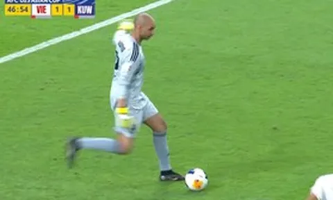 Thủ môn U23 Kuwait mắc sai lầm hài hước, "biếu không" U23 Việt Nam hai bàn