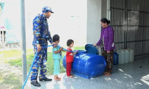 Vùng 5 Hải quân điều tàu cấp nước ngọt cho người dân vùng hạn ở Cà Mau