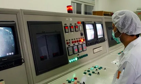 Iran tuyên bố sẽ tấn công cơ sở hạt nhân Israel nếu bị đáp trả, Mỹ - Anh tung đòn trừng phạt