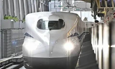 Nhật Bản: Hy hữu rắn làm tàu cao tốc chậm 17 phút