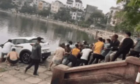 Hà Nội: Hàng chục người "hò dô" kéo ô tô từ hồ Định Công lên bờ