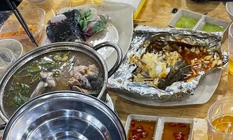 Vụ 3 taxi chở khách đến quán hải sản "tráo hàng": Sa thải 2 tài xế