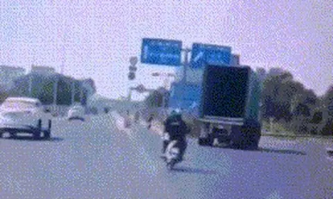 Xôn xao clip ô tô ôm cua, tông 2 người đi xe máy ở TPHCM