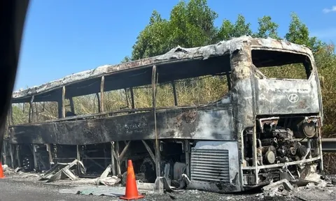 Đồng Nai: 22 hành khách thoát nạn trên xe khách bốc cháy trơ khung trên cao tốc