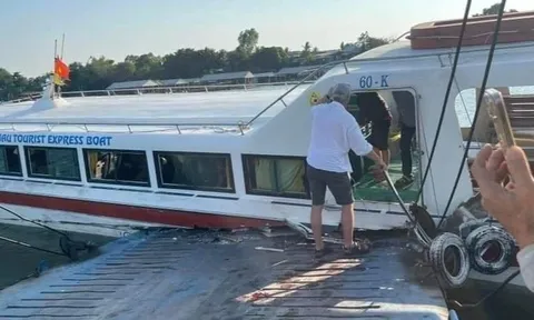 An Giang: Phà va chạm tàu chở khách nước ngoài, ít nhất 5 người bị thương