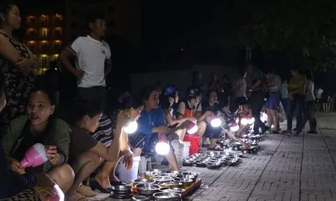 Phiên chợ đặc biệt về đêm, chỉ bán hàng theo "mớ" vẫn hút khách