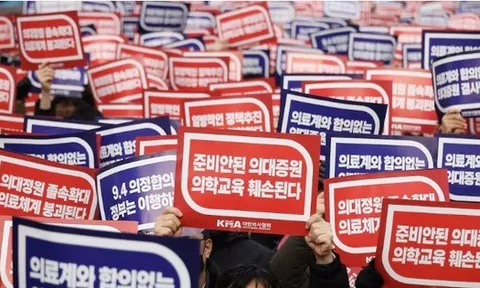 Chính phủ Hàn Quốc chấp nhận xuống nước với các bác sĩ sau khi hứng đòn đau