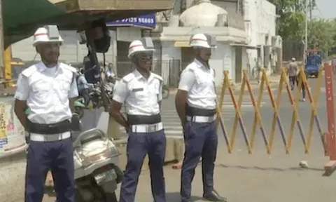 Cảnh sát Ấn Độ dùng mũ điều hòa nhiệt độ chống nắng nóng