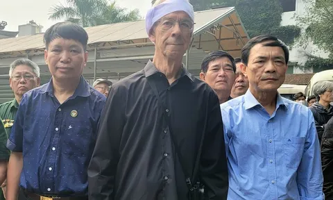 Đằng sau hình ảnh cựu binh Mỹ đội khăn tang viếng mẹ liệt sĩ Đặng Thùy Trâm