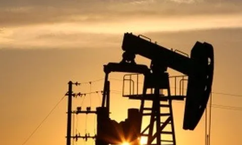 Giá dầu tăng vọt sau tin Israel tấn công trả đũa Iran