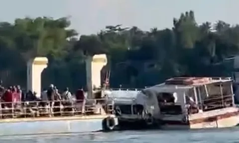 Clip: Khoảnh khắc tàu cao tốc tông trúng phà chở khách trên sông Tiền