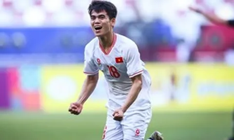 CĐV trầm trồ trước siêu phẩm đá phạt đẹp mỹ mãn của Khuất Văn Khang