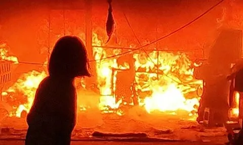 Dãy nhà tạm ở Hà Nội bốc cháy ngùn ngụt sau cơn mưa lớn