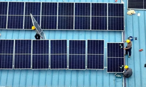 Một doanh nghiệp châu Âu đang rơi vào thế 'ngàn cân treo sơị tóc' khi đơn thương độc mã chống lại cơn lũ tấm pin mặt trời giá rẻ từ Trung Quốc, chính phủ ra tay cứu cũng chưa ăn thua