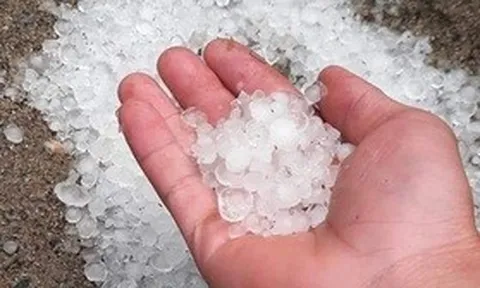 Hà Nội bất ngờ xuất hiện mưa đá