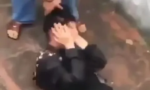 Bị gọi là "tay vịn", 4 cô gái xăm trổ mang hung khí hành hung một thiếu nữ