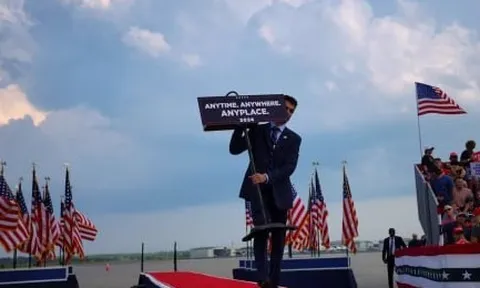 Ông Trump ngồi máy bay đọc loa báo hủy sự kiện tranh cử vì bão