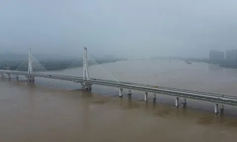 Trung Quốc đối mặt lũ lớn, nhiều nước khổ sở vì nắng nóng