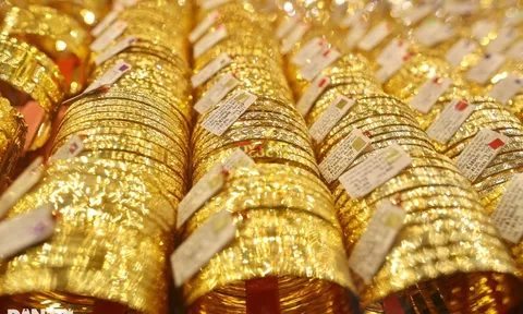 Vàng tăng 700.000 đồng/lượng sau tin Ngân hàng Nhà nước hủy đấu thầu