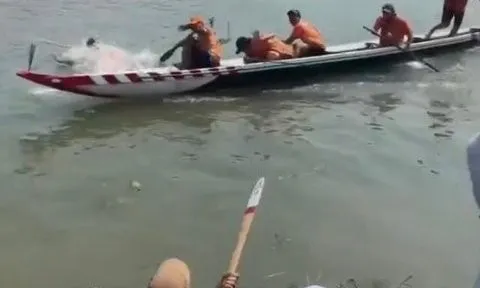 Huế: Làm rõ việc khán giả lấy mái chèo, vật cứng ném các thành viên của đội đua ghe