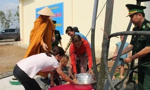 Những giọt nước nghĩa tình trong mùa khô hạn nơi vùng biên giới