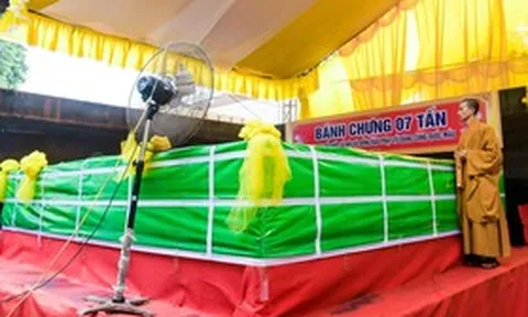 Tranh cãi về bánh chưng khổng lồ 7 tấn: Chạy đua kỷ lục gây lãng phí?