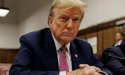 Ông Donald Trump bước vào phiên tòa lịch sử