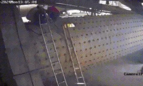 Công nhân hô hoán khi máy nghiền bất ngờ xoay: "Còn người ở trong, cứu đi!"