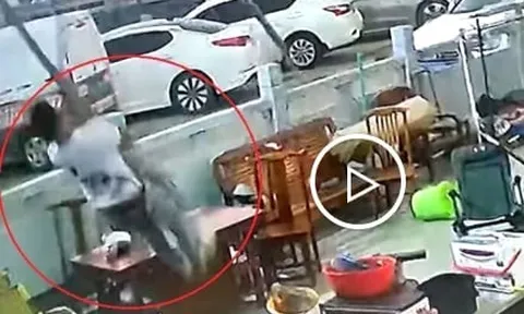 Người đàn ông bị thổi bay trong mưa lũ '50 năm mới có một lần' ở Trung Quốc