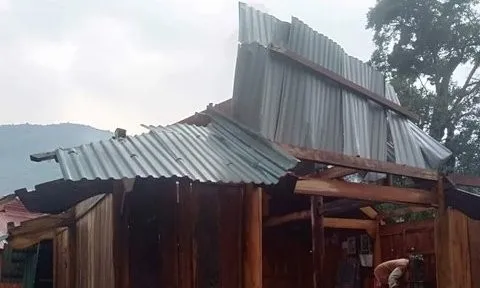 Lốc xoáy kèm mưa đá làm tốc mái nhiều nhà dân, trường học xã biên giới